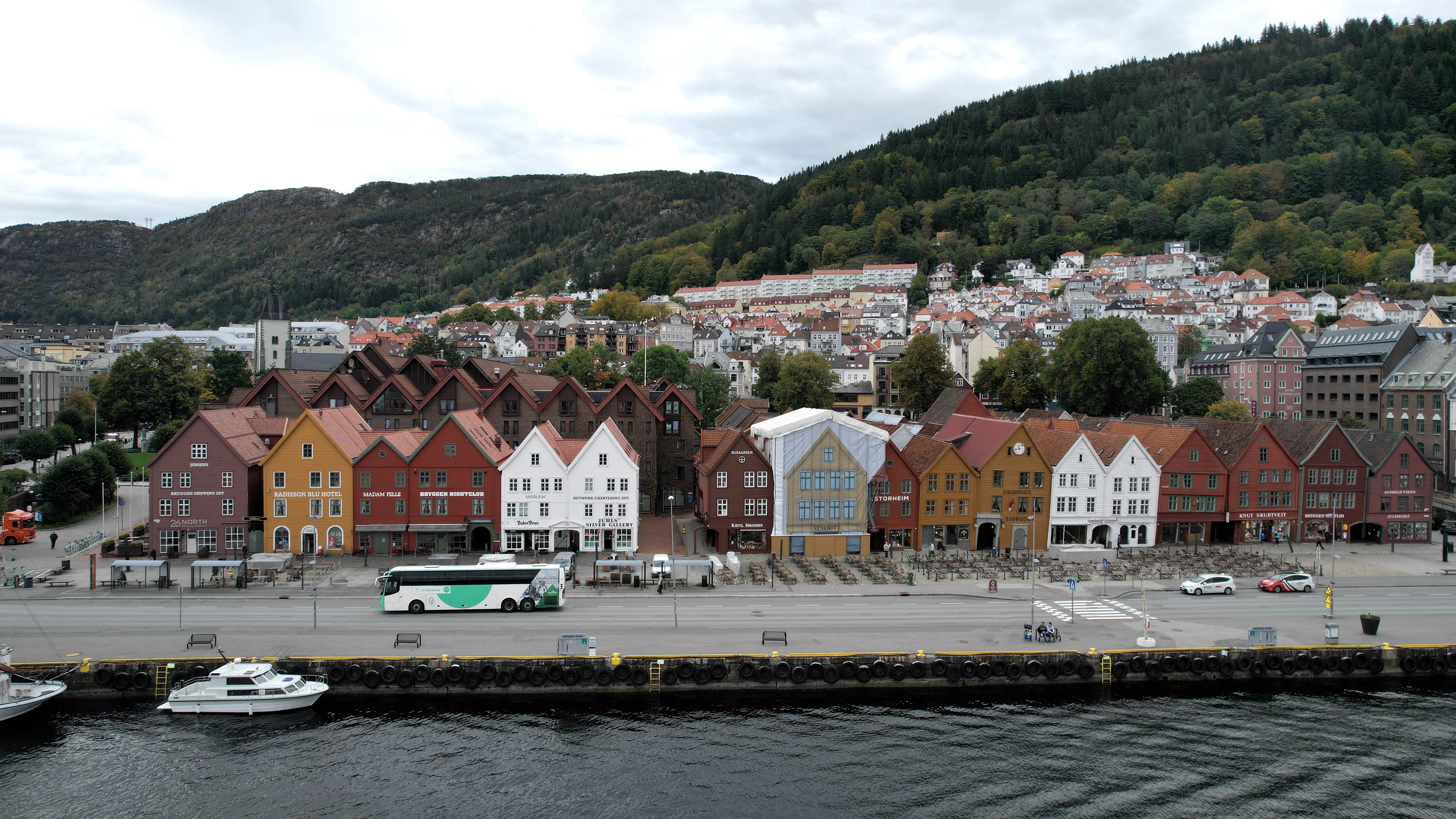 Where does Flybussen Bergen stop? 